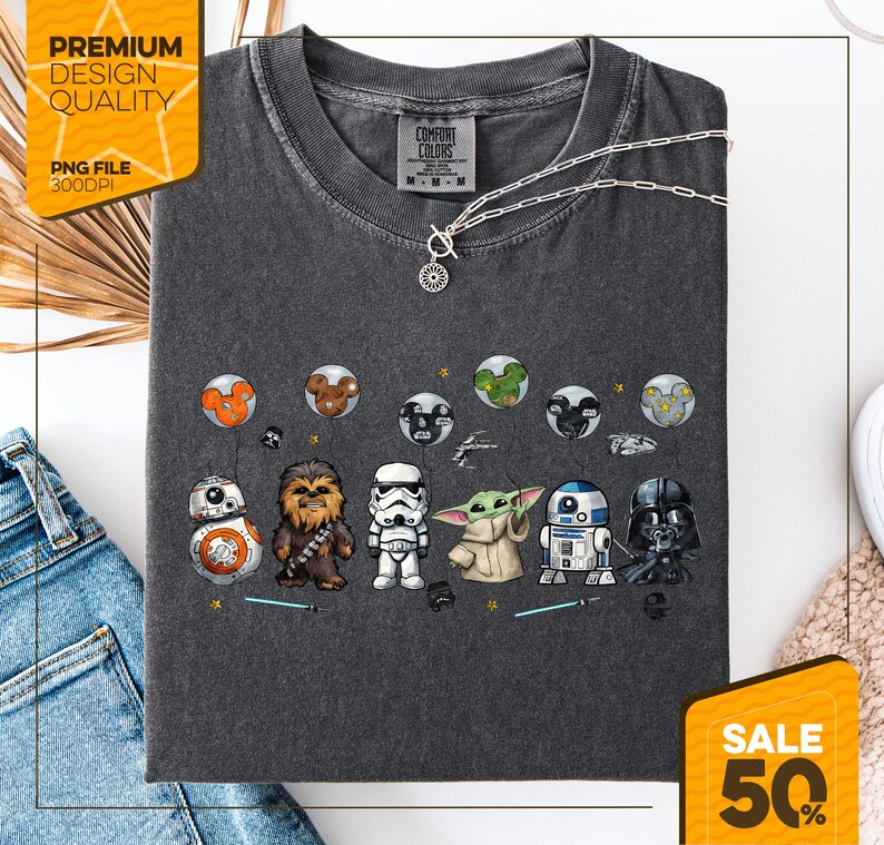 Może przedstawiać: Ciemnoszara koszulka Comfort Colors z motywem postaci z Gwiezdnych Wojen. Projekt zawiera BB-8, Chewbaccę, Szturmowca, Grogu, R2-D2 i Dartha Vadera. Koszulka ma r&oacute;wnież tekst "Premium Design Quality" i "PNG File 300DPI".