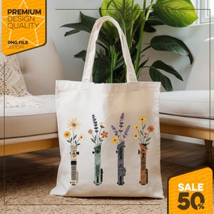 Puede incluir: Bolso tote crema con un dise&ntilde;o floral. El dise&ntilde;o presenta cuatro sables de luz, cada uno con una disposici&oacute;n floral diferente, que incluye margaritas, lavanda y girasoles. El bolso tiene asas largas.