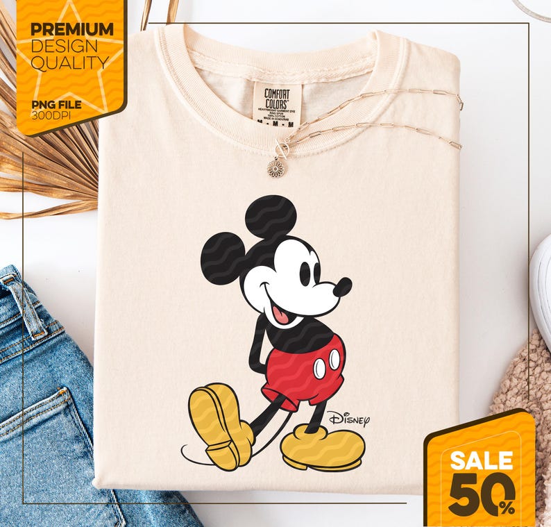 Pu&ograve; includere: T-shirt color crema con una grafica di Topolino nella sua posa classica. Topolino &egrave; raffigurato in nero, rosso, giallo e bianco. La maglietta ha il logo Disney e le parole "Comfort Colors" sull'etichetta.