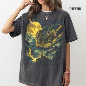 Vintage Python Månbelyst Vildliv Grafisk T-shirt, Fantasy Natur T-shirt, Gåva För Ormälskare YOUNG62
