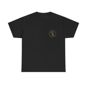 Peut inclure: Un t-shirt noir à manches courtes avec un logo circulaire de couleur dorée sur la poitrine gauche. Le logo se compose des lettres P et K entrelacées à l'intérieur d'un fin cercle doré, créant un design graphique simple sur le tissu sombre.