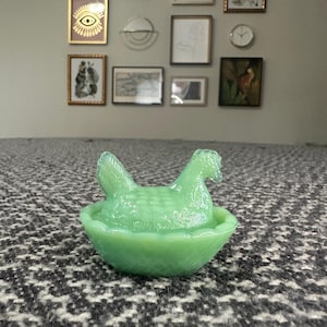 Vintage Small Jadeite Glass Hen On Nest