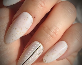 Plaknagels Melkwit - Melkwit met bladgoud - Boho Chic kunstnagels - Strakke en glanzende nail art - Gouden plaknagels