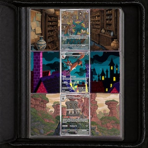 Könnte beinhalten: Ein schwarzer Sammelkartenordner mit Reißverschluss, der neun einzelne Sammelkarten in einem drei-mal-drei-Raster enthält. Die Karten zeigen farbenfrohe Illustrationen von Fantasiewesen und Landschaften, darunter eine Bibliothek, eine nächtliche Stadtansicht und eine Felsenschlucht.