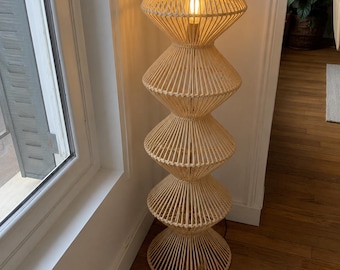 Lampada da terra in rattan