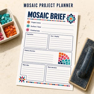 Op de afbeelding: Een witte papieren mozaïek projectplanner met donkerblauwe tekst en kleurrijke geometrische accenten. Het formulier bevat secties voor projectnaam, ondergrond, afmeting, inspiratie, gebruik, kleurenpalet, hoofdidee en volgende beslissing.