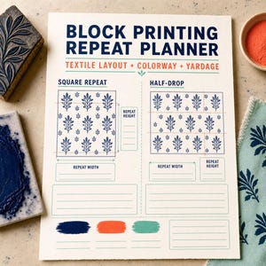 Peut inclure: Une feuille de papier blanche intitulée BLOCK PRINTING REPEAT PLANNER, TEXTILE LAYOUT + COLORWAY + YARDAGE, SQUARE REPEAT et HALF-DROP en bleu foncé. Ce planificateur de motifs comprend des schémas de répétition et des échantillons de couleurs.