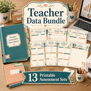 Op de afbeelding: Een Teacher Data Bundle set met een blauwgroene map met het label Teacher Assessment Data Library, dertien printbare beoordelingsbladen met titels zoals Weekly Data Workflow Map en Student Goal Conference Prep, en een blauwgroen bord met de tekst 13 Printable Assessment Sets.