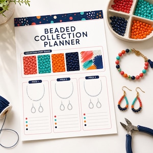 Może przedstawiać: Arkusz Beaded Collection Planner z sekcjami na tablicę inspiracji i trzy projekty biżuterii. Planer zawiera ilustracje naszyjników i kolczyków, obok bransoletki z koralików, kolczyków w kształcie łezki, organizera na koraliki oraz szczypiec.