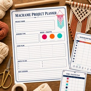 Op de afbeelding: Een macramé-projectplannerblad met secties voor projectnaam, ophangtype, sfeerpalet, koordplan, te gebruiken knopen en volgende sessie, voorzien van een kleine illustratie van een macramé wandhanger en blauwe tekst.