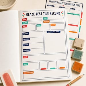 Peut inclure: Une page de journal Glaze Test Tile Record avec des champs pour Test ID, Date, Clay Body, Tile Shape et trois entrées de glaçure. La page comprend des sections pour Application, Layers, Placement, Firing Record, Sketch, Result, Verdict et Notes.