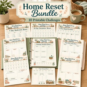 Può includere: Un Home Reset Bundle composto da 10 fogli di sfida stampabili con illustrazioni di piante, libri e oggetti per la casa. Le pagine includono titoli come 7 Day Bedroom Reset, 30 Day Declutter Reset e Cleaning Checklist Reset in un raccoglitore.