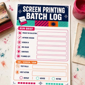 Puede incluir: Un formulario de registro de lotes de serigrafía en papel blanco con encabezado azul oscuro, bordes de sección rosas y naranjas, y acentos gráficos coloridos. El formulario incluye campos para proyecto, arte, ID de pantalla, tinta y cantidad.