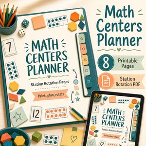 Op de afbeelding: Een wiskundecentrumplanner met een blauwgroene kaft, voorzien van de tekst "Math Centers Planner" en "Station Rotation Pages". De planner bevat printbare pagina's, dobbelstenen, kleurpotloden, geometrische vormen en cijferkaarten. Een tablet toont dezelfde digitale plannerinterface.