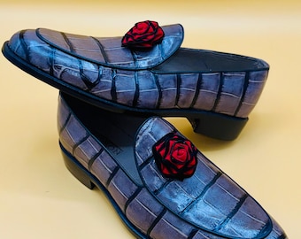 Mocasines de hombre de piel con relieve de cocodrilo y broche de rosa roja – Zapatos formales sin cordones