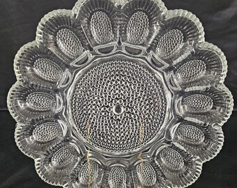 Piatto vintage rotondo in vetro trasparente Indiana da 28 cm con decorazione a rilievo per uova ripiene - Nessuna scheggiatura, graffio o crepa, condizioni eccellenti.