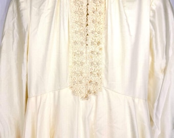 Vestido de novia hecho a mano de los años 70, satén color marfil con bordado de perlas, capa catedral y capucha.