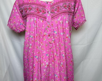 Vintage roze bloemengeborduurde nachtjapon met zijzak