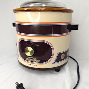 Puede incluir: Una olla de cocción lenta Rival Crock-Pot con exterior color crema, bandas marrones y rayas naranjas y azules. Incluye una tapa de cristal transparente, un mando de control dorado con ajustes off, low, high, asas laterales negras y cable.