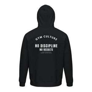 Op de afbeelding: Een zwarte hoodie met witte tekst op de achterkant die luidt GYM CULTURE, NO DISCIPLINE NO RESULTS en EARNED, NEVER GIVEN. De hoodie heeft lange mouwen, een capuchon en een effen zwart ontwerp zonder enige zichtbare afbeeldingen of logo's.