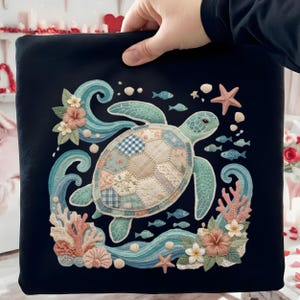 Puede incluir: Un cojín cuadrado negro con un diseño de tortuga marina. La tortuga tiene un caparazón de patchwork en tonos azules, beige y blanco. El diseño incluye corales, estrellas de mar, peces y flores de hibisco, todo en un estilo vibrante y colorido.