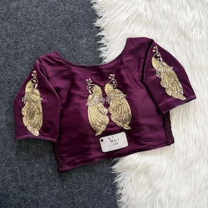 Sari-blus i ren siden | Zardosi påfågelmönster, vadderad färdig crop top