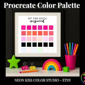 Op de afbeelding: Een ingelijste Procreate-kleurenpaletprint met de tekst "HOT PINK HUSTLE inspired". De print toont een raster van roze, oranje en neutrale kleurstalen. Een groene ster, regenboog en roze beker met pennen staan op de plank.