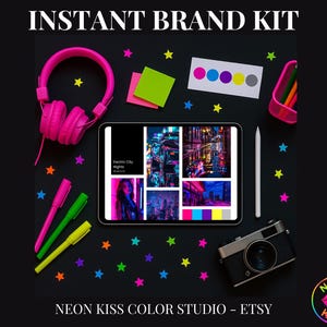 Op de afbeelding: Een digitale mockup van een merkset met een neonkleurenpalet. De set bevat een kleurenpalet, een moodboard en een logo. De tekst "Electric City Nights" is zichtbaar op het moodboard. De tekst "NEON KISS COLOR STUDIO - ETSY" is zichtbaar onderaan de afbeelding.