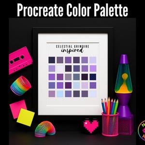 Könnte beinhalten: Ein gerahmter Druck mit einer lila Farbpalette mit dem Titel "Procreate Color Palette". Der Druck ist umgeben von einem rosa Kassettenband, einem Regenbogen-Slinky, Haftnotizen, einer Lavalampe und einem Stifthalter mit Buntstiften.