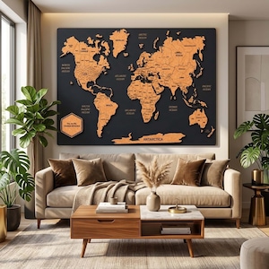 Puede incluir: Un gran cuadro rectangular de pared que presenta un mapa del mundo detallado hecho de piezas de madera de color marrón claro montadas sobre un fondo negro sólido. El mapa incluye nombres de países y océanos, con una placa hexagonal abajo.