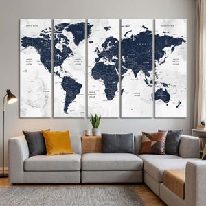 Op de afbeelding: Een vijfdelige wandkunstset met een wereldkaart in donkerblauw op een witte achtergrond. De kaart toont gedetailleerde continentale contouren, landsgrenzen en oceaanlabels. De panelen zijn horizontaal boven een grijze hoekbank geplaatst.
