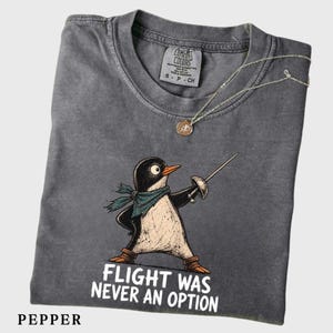 Taktisk pingvin-t-shirt, flygning var aldrig ett alternativ, rolig militär djurtröja, mörk humorgåva