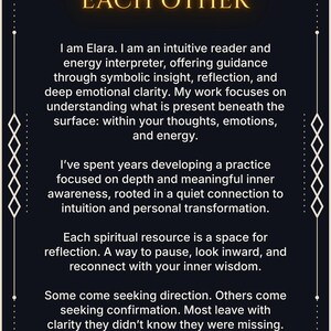 Puede incluir: Una tarjeta rectangular azul marino con un borde blanco decorativo y texto dorado que dice: LET'S GET TO KNOW EACH OTHER. El texto presenta a Elara, una lectora intuitiva e int&eacute;rprete de energ&iacute;a, describiendo una pr&aacute;ctica centrada en la conciencia interior, la reflexi&oacute;n y la gu&iacute;a a trav&eacute;s de la percepci&oacute;n simb&oacute;lica.