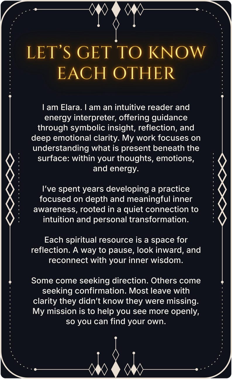 Puede incluir: Una tarjeta rectangular azul marino con un borde blanco decorativo y texto dorado que dice: LET'S GET TO KNOW EACH OTHER. El texto presenta a Elara, una lectora intuitiva e int&eacute;rprete de energ&iacute;a, describiendo una pr&aacute;ctica centrada en la conciencia interior, la reflexi&oacute;n y la gu&iacute;a a trav&eacute;s de la percepci&oacute;n simb&oacute;lica.