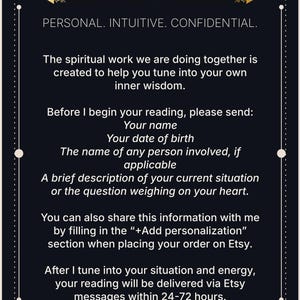 Puede incluir: Una tarjeta informativa negra con texto blanco titulada HOW IT WORKS. Describe los requisitos para una lectura espiritual, incluyendo nombre, fecha de nacimiento, nombres de personas involucradas, descripci&oacute;n de la situaci&oacute;n y detalles de entrega.