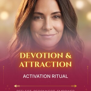 以下が含まれることがあります： 長い茶色の髪の人物の上に「DEVOTION & ATTRACTION ACTIVATION RITUAL」および「REFLECT. RECONNECT. EMPOWER.」というテキストが書かれたデジタルグラフィック。デザインには三日月、太陽のアイコン、装飾的な矢印が赤い背景に描かれています。