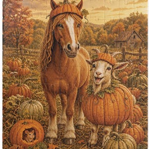 Può includere: Un puzzle raffigurante un cavallo marrone con un cappello a forma di zucca e una capra con un costume da zucca in un campo di zucche. Un piccolo topo siede all'interno di una zucca svuotata in primo piano, su uno sfondo di paesaggio rurale autunnale.