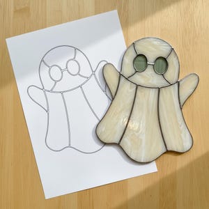 ゴーストサンキャッチャーステンドグラスパターンPDF、かわいいハロウィンウィンドウハンギングSVG、不気味なオタク系PNGデザイン