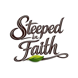 以下が含まれることがあります： 茶色の筆記体フォントで「Steeped in Faith」という言葉が入ったロゴ。下部に緑色の葉があります。背景は白です。