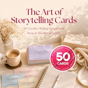 Puede incluir: Naturaleza muerta con un juego de cartas "The Art of Storytelling Cards" con 50 indicaciones de escritura creativa. Las cartas van acompañadas de una taza de café, un cuaderno, un bolígrafo y elementos decorativos. El texto de las cartas es visible.