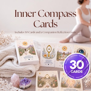 Könnte beinhalten: Ein Kartenset "Innerer Kompass Karten" mit einem Begleitbuch. Die Karten zeigen Illustrationen von Naturszenen und spirituellen Symbolen. Das Bild zeigt einen Kartenstapel, einzelne Karten und einen lila Kreis mit "30 Karten".