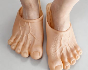 Chanclas con dedos gigantes, adorables pero a la vez inquietantes, en verde vibrante y color piel natural: diseñadas para parejas, cosplay y para alcanzar la fama en las redes sociales.