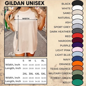 Puede incluir: Una tabla de tallas de camisetas Gildan Unisex que muestra una camiseta beige con flechas de ancho y largo. Debajo hay una tabla con las medidas en pulgadas para las tallas S a 5XL. Una columna vertical muestra muestras de colores con etiquetas como negro, blanco, arena, natural, ceniza, gris deportivo, jaspeado oscuro, rojo, granate, morado, rosa claro, azul claro, marino, naranja, naranja texas, verde militar, verde bosque y kelly.