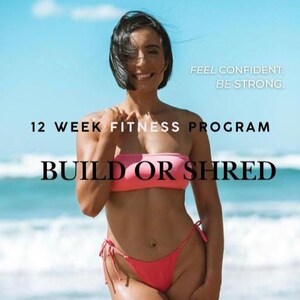 Pode incluir: Uma mulher de biquíni rosa em frente a um céu azul e ao oceano. O texto na imagem diz "12 WEEK FITNESS PROGRAM BUILD OR SHRED" e "FEEL CONFIDENT. BE STRONG."