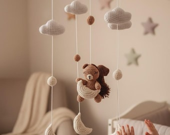 Móvil de ganchillo hecho a mano para bebé: nubes, lunas y ardilla. Regalo único para baby shower, decoración para la habitación del bebé.