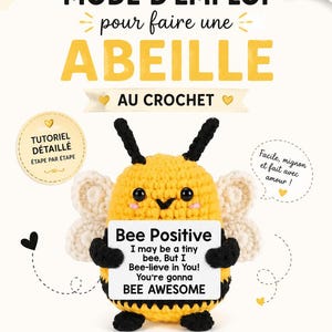 Peut inclure: Un guide complet en français pour réaliser une abeille au crochet. L'abeille jaune et noire tient une pancarte « Bee Positive ». Le guide propose des techniques expliquées et des photos pas à pas.