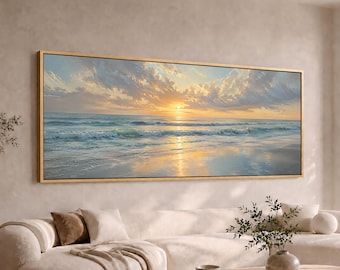 Peut inclure: Une peinture de paysage panoramique dans un cadre doré fin représentant une plage au lever du soleil. La scène montre des nuages doux aux tons orange et jaune au-dessus d'un océan calme avec des vagues légères sur le sable humide et brillant.