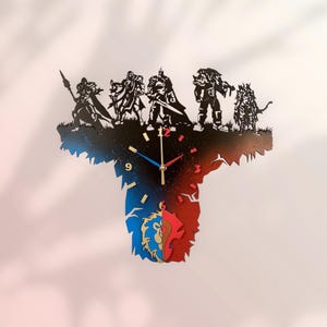 Könnte beinhalten: Eine Wanduhr mit gezackter, unregelmäßiger Form und einem zweigeteilten blau-roten Hintergrund. Am oberen Rand befinden sich schwarze Silhouetten von fünf Fantasy-Kriegern. Der untere Bereich zeigt die blauen Allianz- und roten Horde-Wappen.