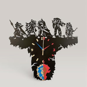 Könnte beinhalten: Eine schwarze Wanduhr mit der Silhouette von fünf Fantasy-Figuren auf zerklüftetem Untergrund. Das Zifferblatt hat rote und blaue Zeiger, goldene Ziffern bei 1, 3, 6, 9 und 12 sowie ein geteiltes blau-rotes Fraktionswappen am unteren Rand.