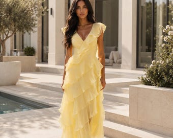 Abito lungo francese giallo con volant: chiffon a strati, scollo a V, elegante abito da damigella d'onore per le vacanze estive.